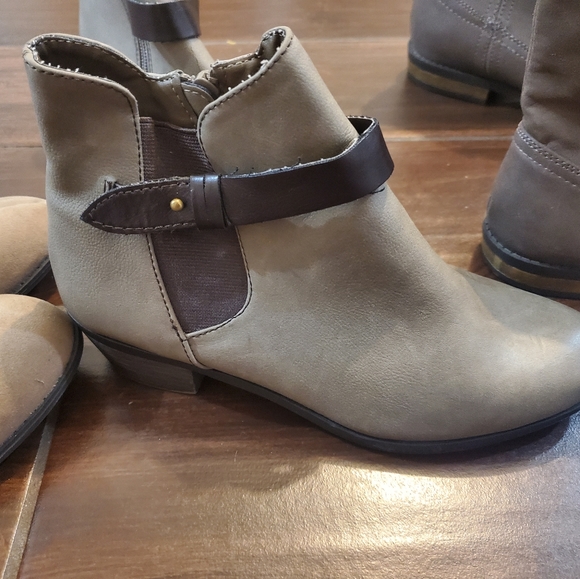 3 pairs of boots, one on right new size 6.5 , middle small heel 6.5 , le… - Picture 3 of 7